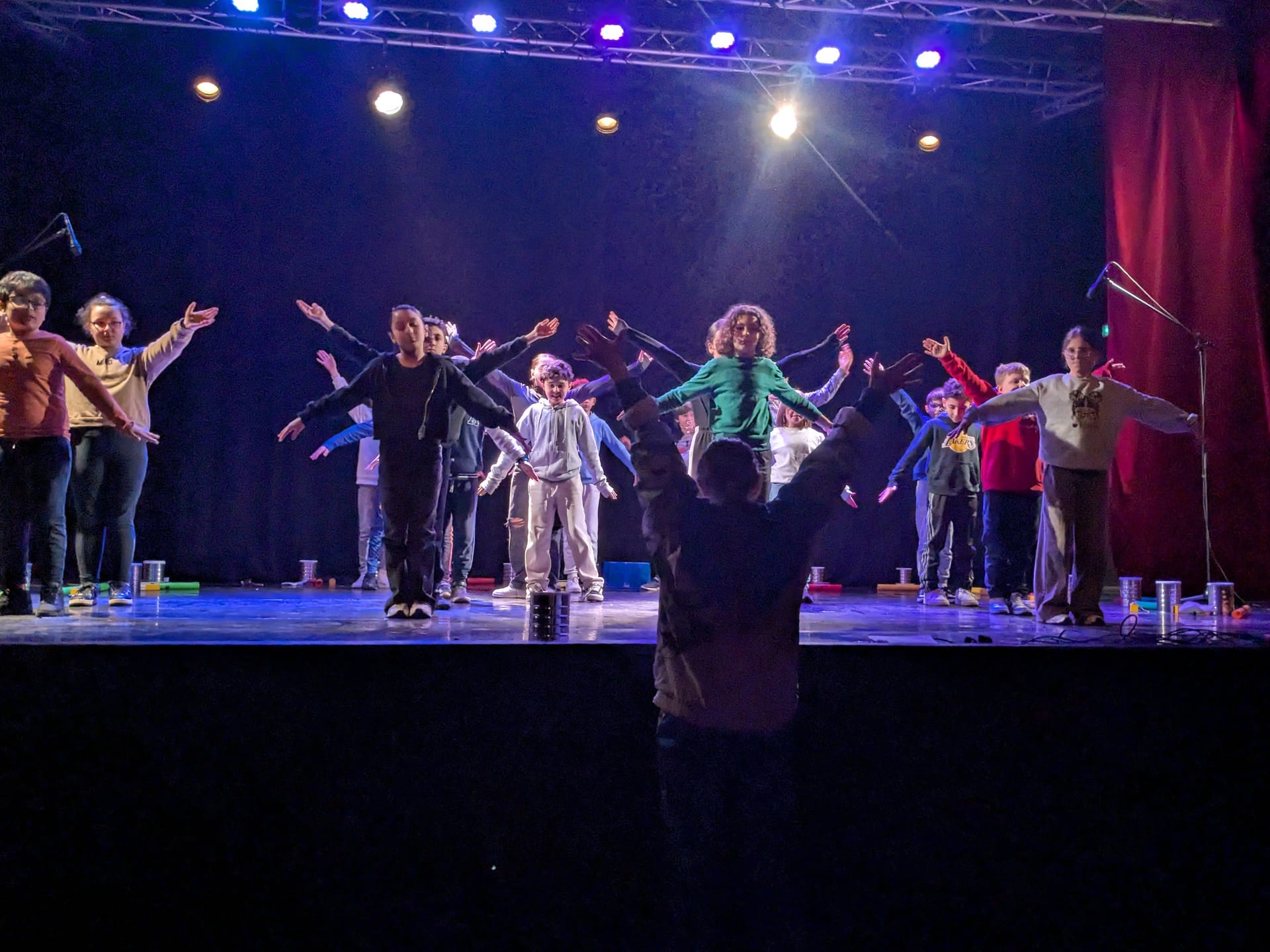 Spectacle de fin du projet ARTS Fiesta, Salle de l'Olympia, Lomme © École Voltaire Sévigné, Lomme